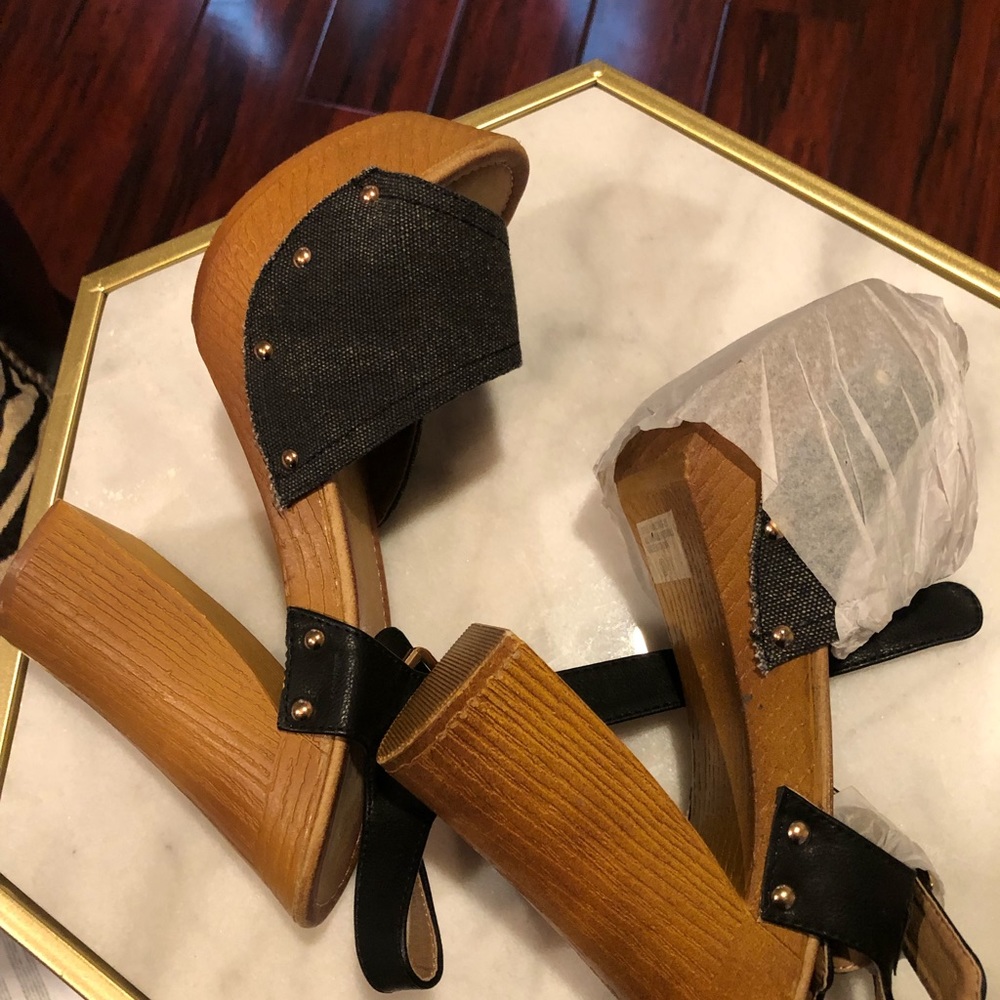 Blue with red rose on the side never been wore them. In good condition size 9